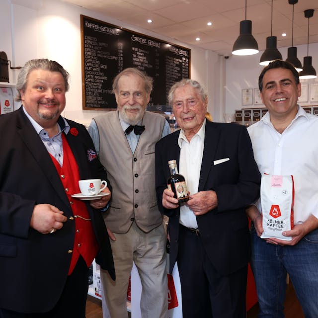 Thomas Cüpper, Philipp M. Laufenberg, Ludwig Sebus und Georg Hempsch mit dem Kaffeelikör Kölsche Jung.

