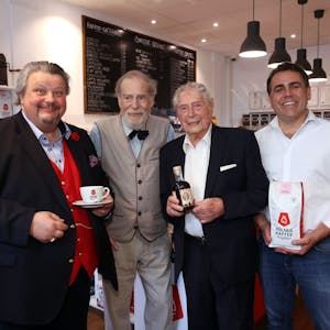 Thomas Cüpper, Philipp M. Laufenberg, Ludwig Sebus und Georg Hempsch mit dem Kaffeelikör Kölsche Jung.

