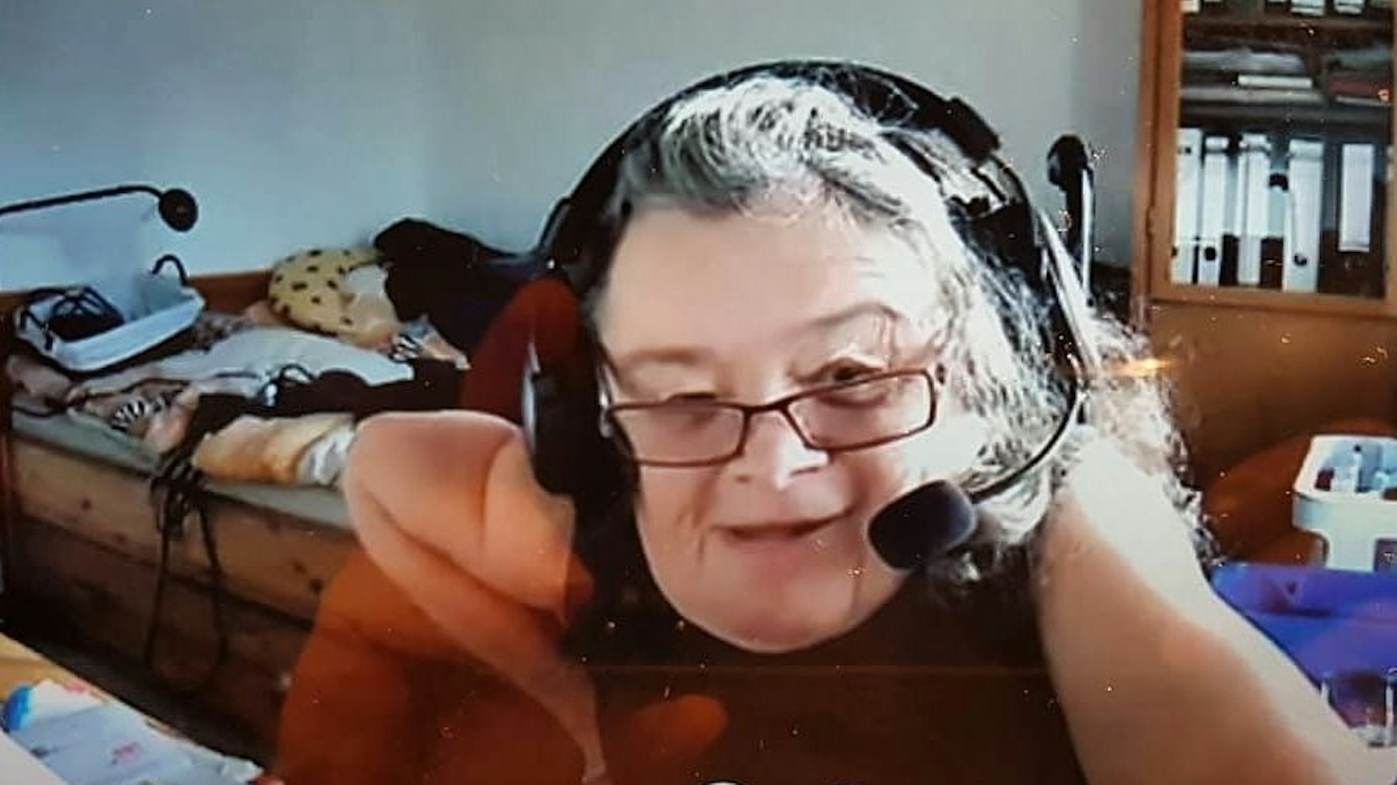Annette Kellinghaus-Klingberg mit Headset am Computer