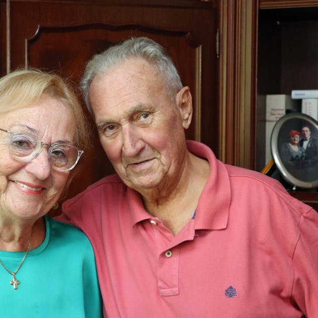 Das Foto zeigt das Ehepaar. Ingeborg Schenkel trägt ein türkisfarbenes Oberteil und eine Kette, ihr Mann Erich ein rosa Polohemd.