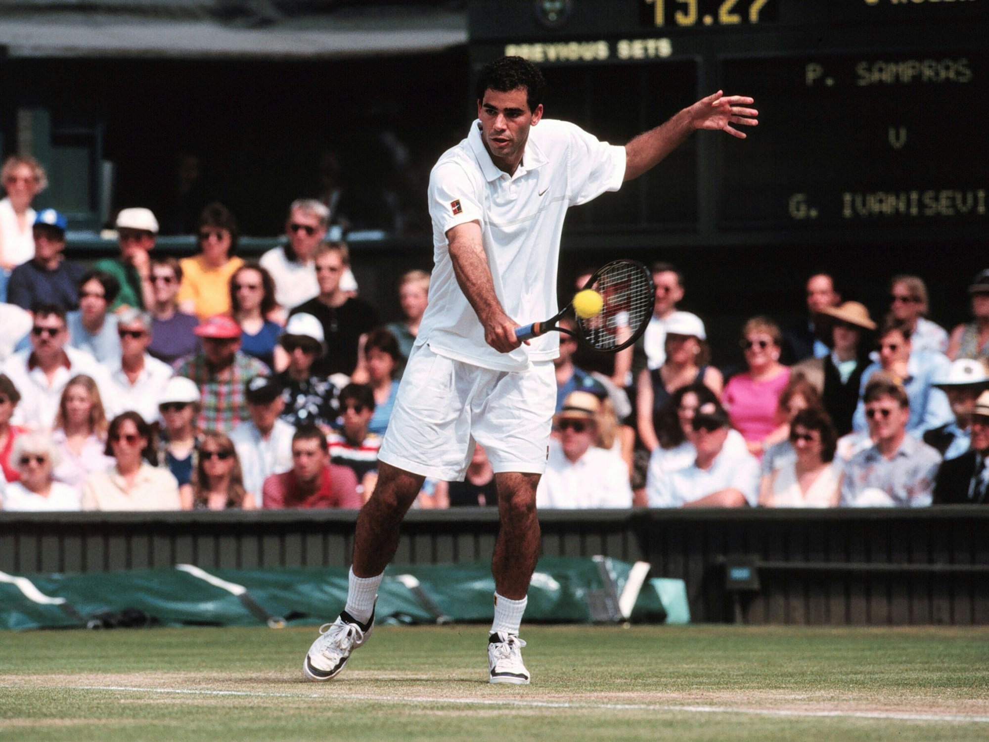Pete Sampras im Spiel gegen Goran Ivanisevic bei Wimbledon im Jahre 1998.