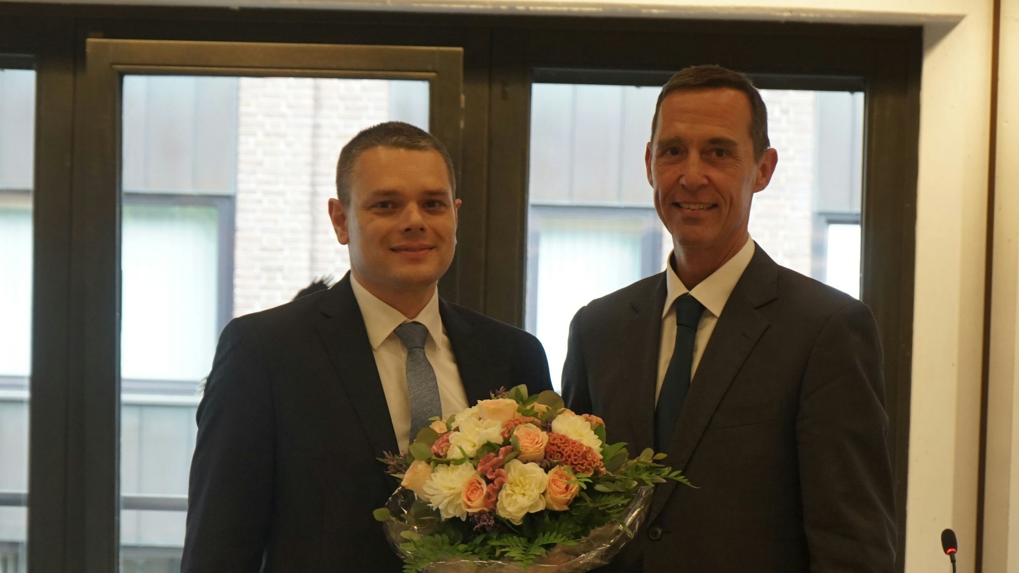 Das Bild zeigt den neuen Beigeordneten Markus Meurer mit Bürgermeister Dieter Spürck.