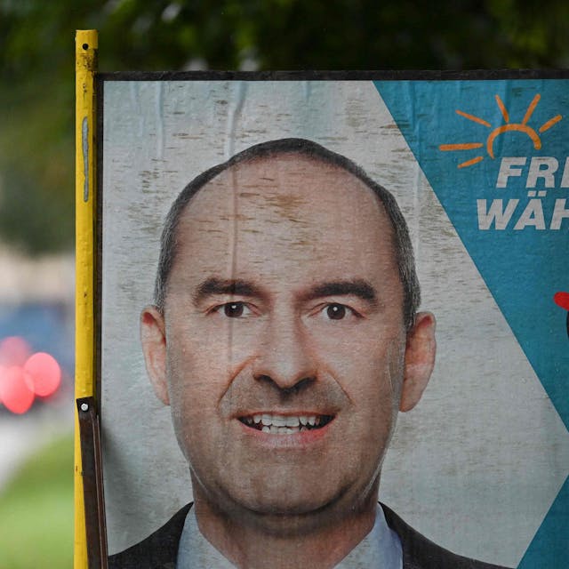 Ein Wahlplakat mit Hubert Aiwanger von den Freien Wählern in München.