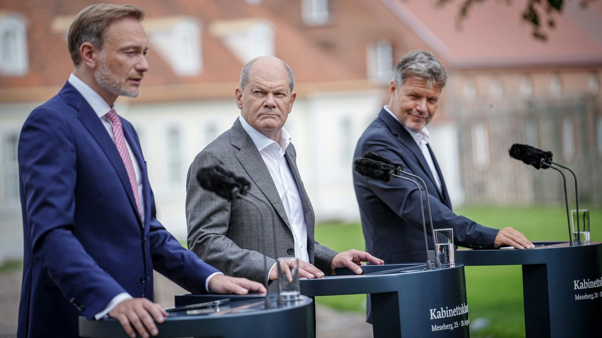 Bei der Klausurtagung in Meseberg stellen Finanzminister Christian Lindner (FDP, vlnr.), Bundeskanzler Olaf Scholz (SPD) und Wirtschaftsminister Robert Habeck (Grüne) die Pläne gegen die Wirtschaftskrise vor.