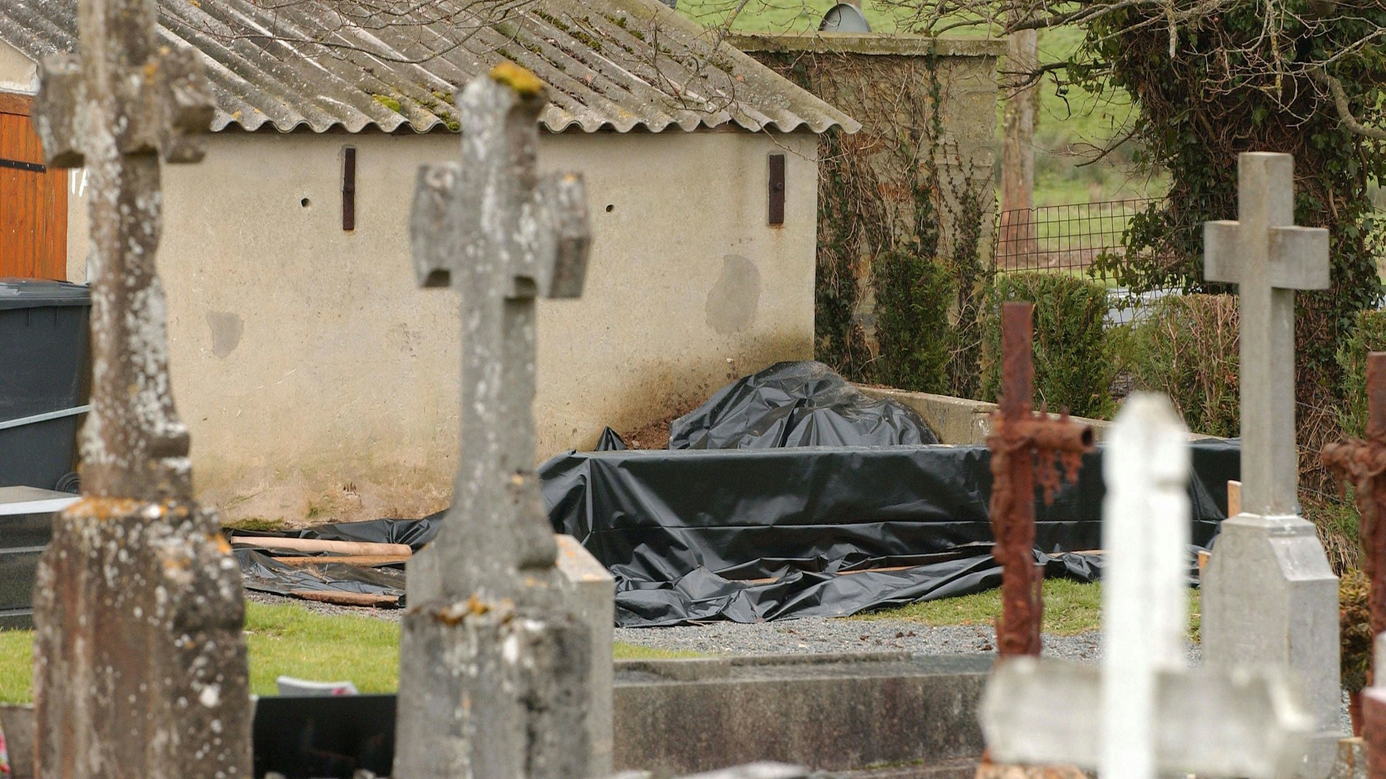 Der winzige Friedhof von Lingevres in der Normandie.