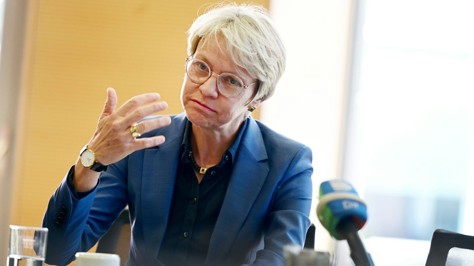 Schulministerin Dorothee Feller (CDU) vor einem Mikrofon.