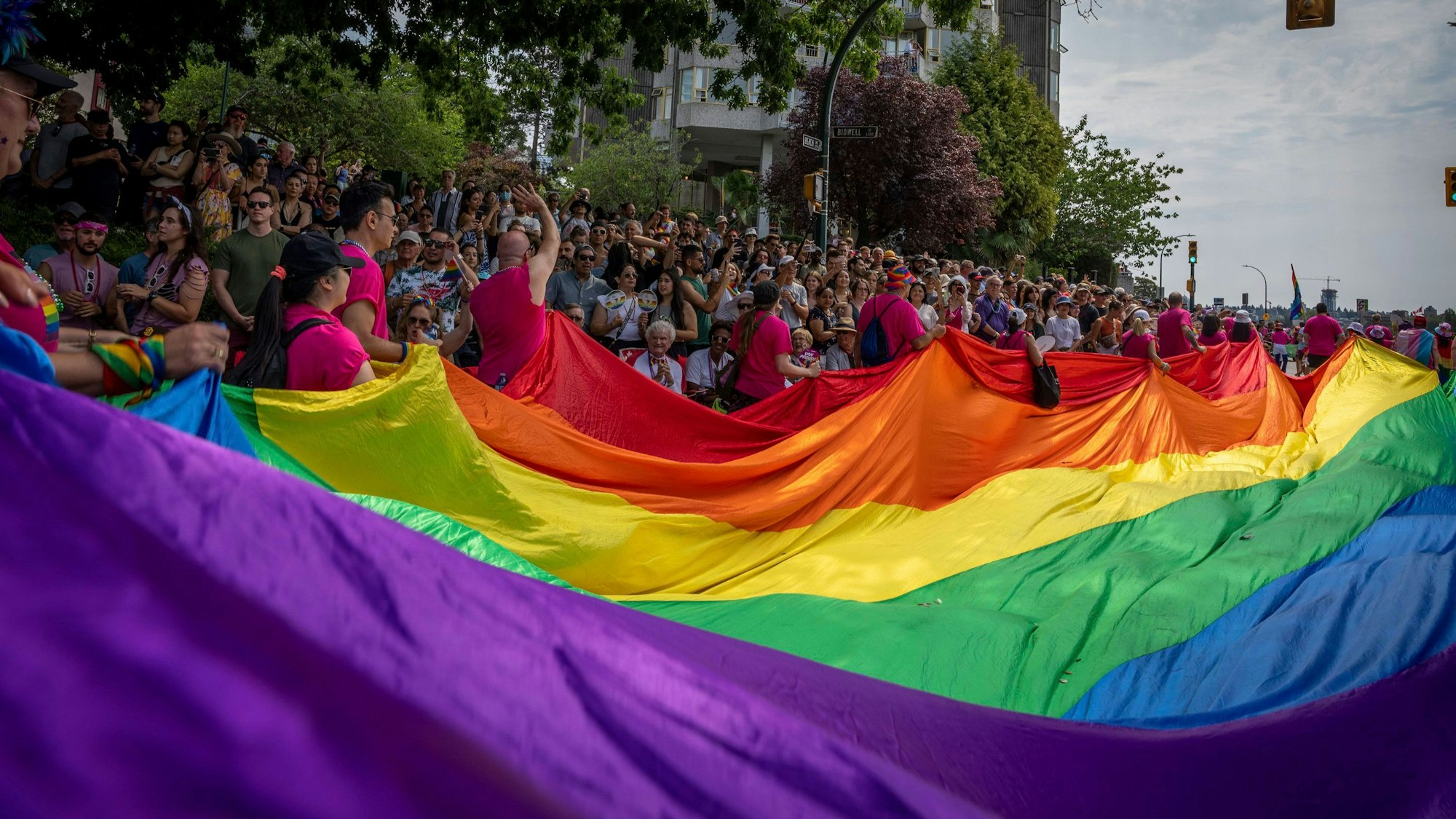 Eine große Pride-Flagge wird während der Pride Parade in Vancouver getragen.