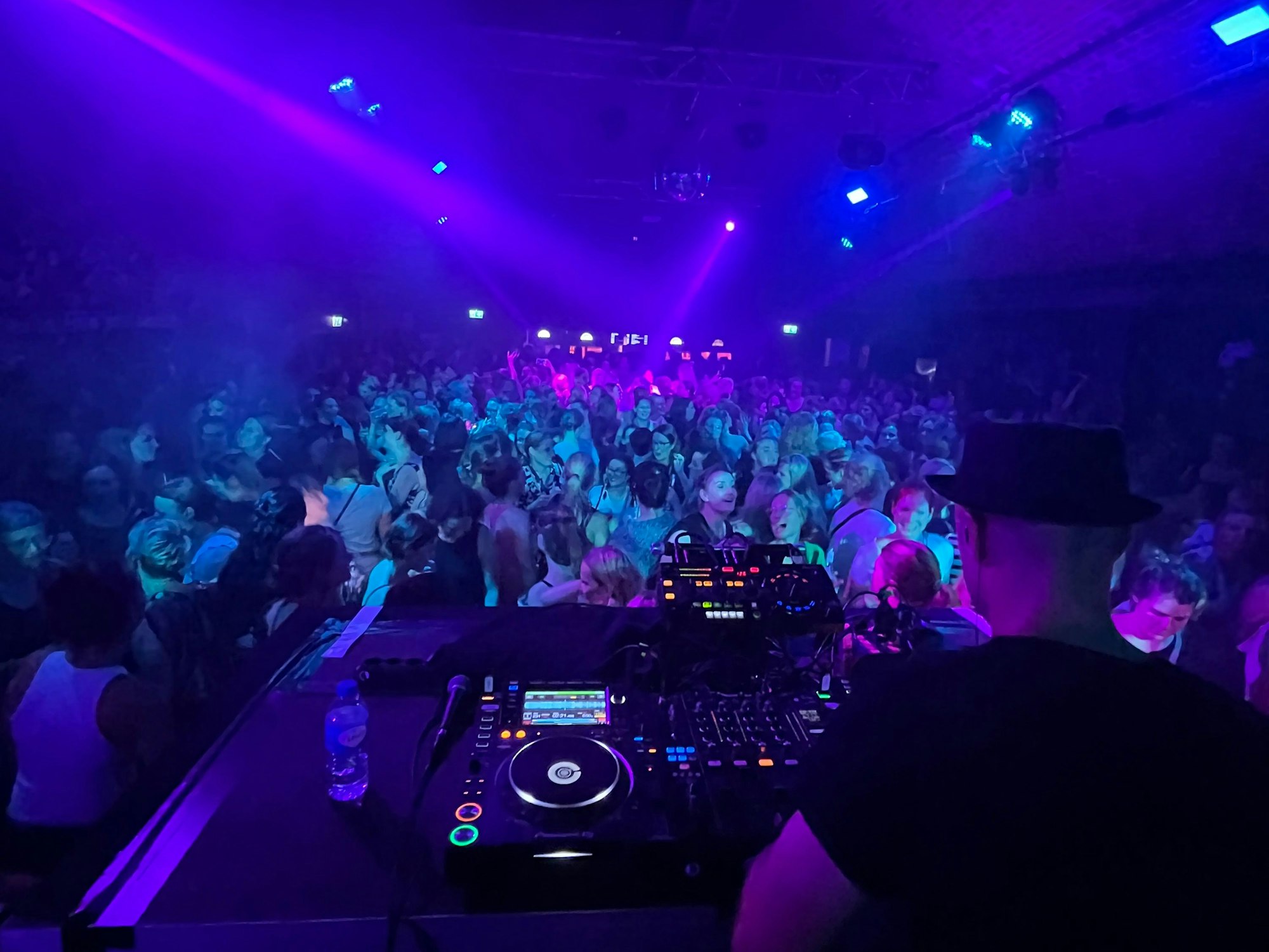 DJ Jay-Nevis und der Blick auf die feiernde Menge in Köln. Eindrücke von der erfolgreichen Partyreihe "Mama geht tanzen" im Clubbahnhof Ehrenfeld.