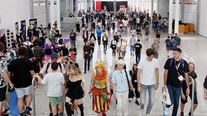 Zahlreiche Menschen gehen auf der Gamescom durch die Halle der Koelnmesse.