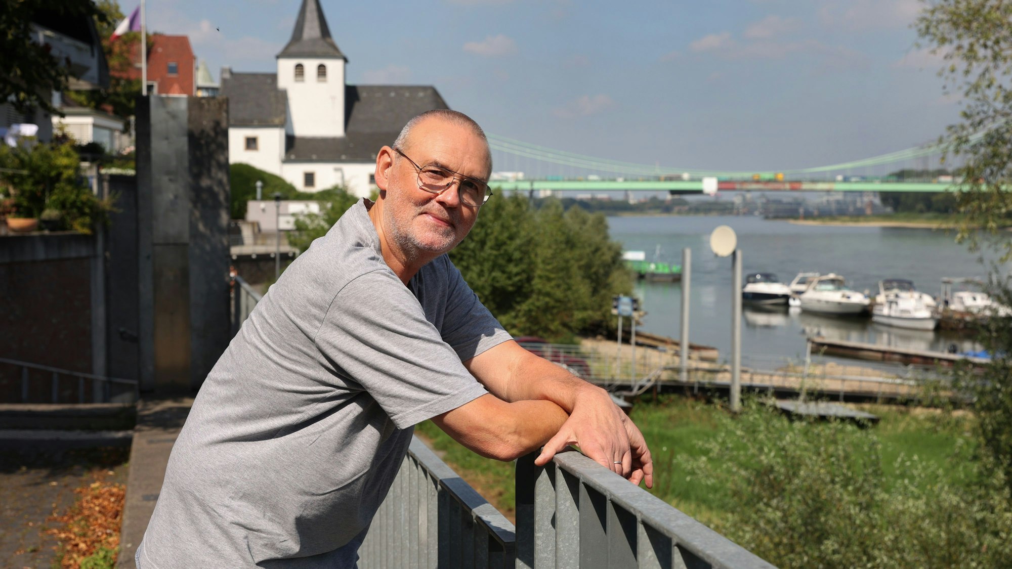 Gerd Müller lehnt an einer Brüstung in Köln-Rodenkirchen. Im Hintergrund ist der Rhein zu sehen.