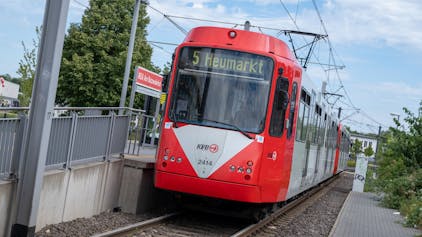 Stadtbahn mit der Anzeige „5 Haltestelle“ an der Haltestelle „Butzweiler Hof&nbsp;“