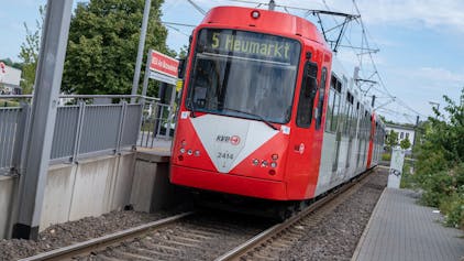Stadtbahn mit der Anzeige „5 Haltestelle“ an der Haltestelle „Butzweiler Hof&nbsp;“
