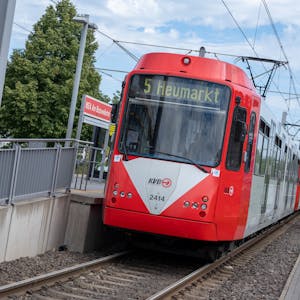 Eine KVB-Stadtbahn der Linie 5 steht an der Haltestelle Butzweiler Hof.&nbsp;