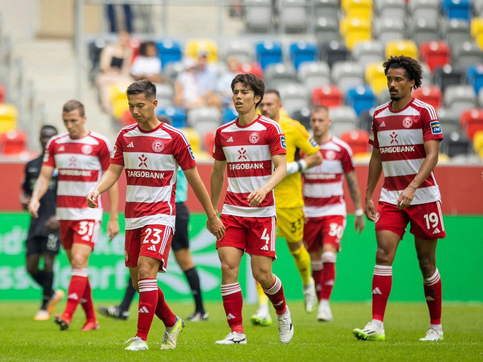 Shinta Appelkamp, Ao Tanaka und Emmanuel Iyoha (v.l.) gehen nach dem 1:2 von Fortuna Düsseldorf gegen den SC Paderborn enttäuscht vom Platz.