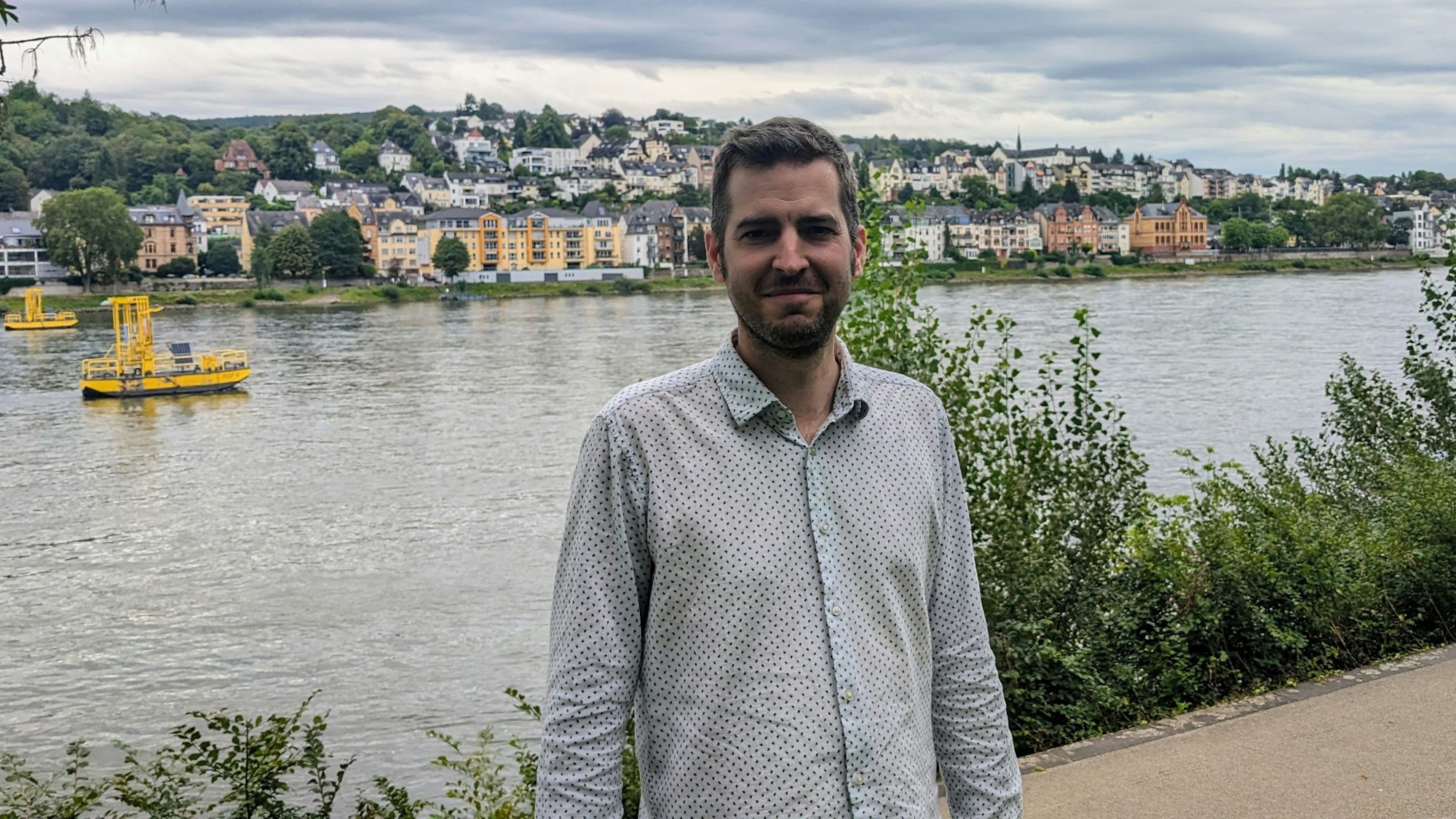 Marc Daniel Heintz vom IKSR steht am Rhein in Koblenz.
