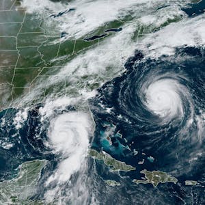 Hurrikan „Idalia“ (M.) zieht über den US-Bundesstaat Florida. Gleichzeitig trifft Hurrikan „Franklin“ auf Bermuda.