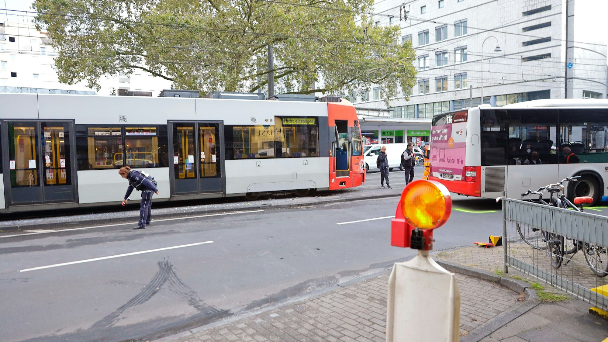 In der Kölner Innenstadt hat es am Mittwochabend (30. August) zwischen einem Linienbus und einer Stadtbahn gekracht. Es gab drei Verletzte.