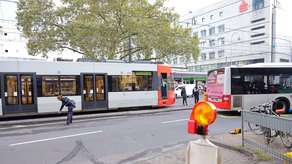 In der Kölner Innenstadt hat es am Mittwochabend (30. August) zwischen einem Linienbus und einer Stadtbahn gekracht. Es gab drei Verletzte.