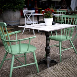 Leere Tische und Stühle befürchten die Kölner Gastro-Betriebe bei einer Rückkehr zur alten Mehrwertsteuer.