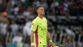 Jonas Omlin, Torhüter von Borussia Mönchengladbach, hier am 26. August 2023 beim Heimspiel gegen Bayer Leverkusen, welches 0:3 verloren ging, mit enttäuschtem Blick.