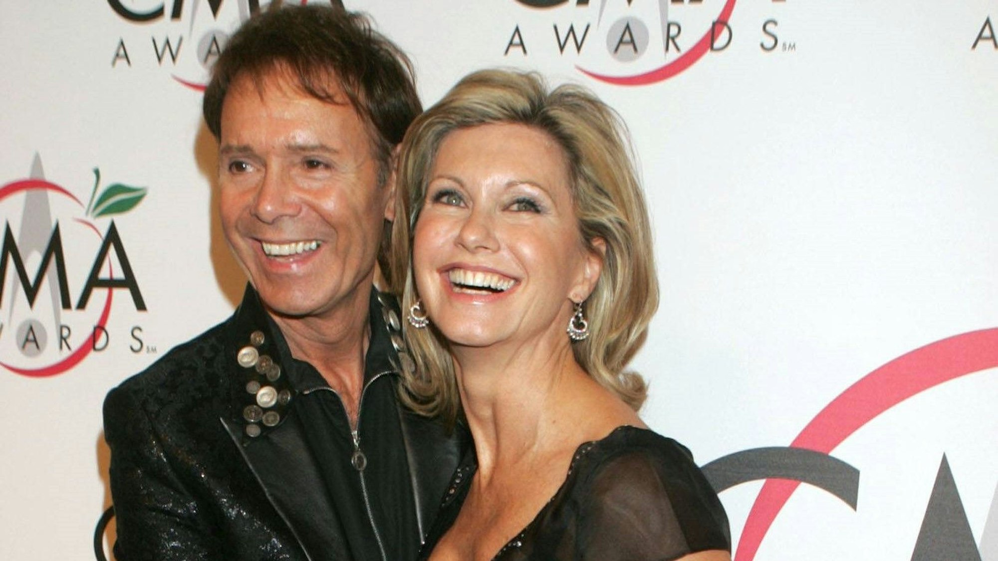 Cliff Richard und Olivia Newton-John bei den CMA Awards 2005.