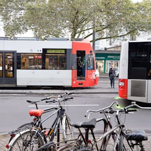 30.08.2023, Köln: Die beschädigte KVB-Bahn (l.) und der Bus nach dem Unfall am Mittwochabend (30. August) auf der Kölner Hahnenstraße.