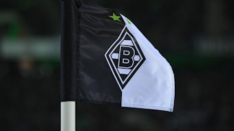Symbolbild: Die Eckfahne im Borussia-Park, Stadion von Borussia Mönchengladbach weht am 23. April 2023 im Wind.