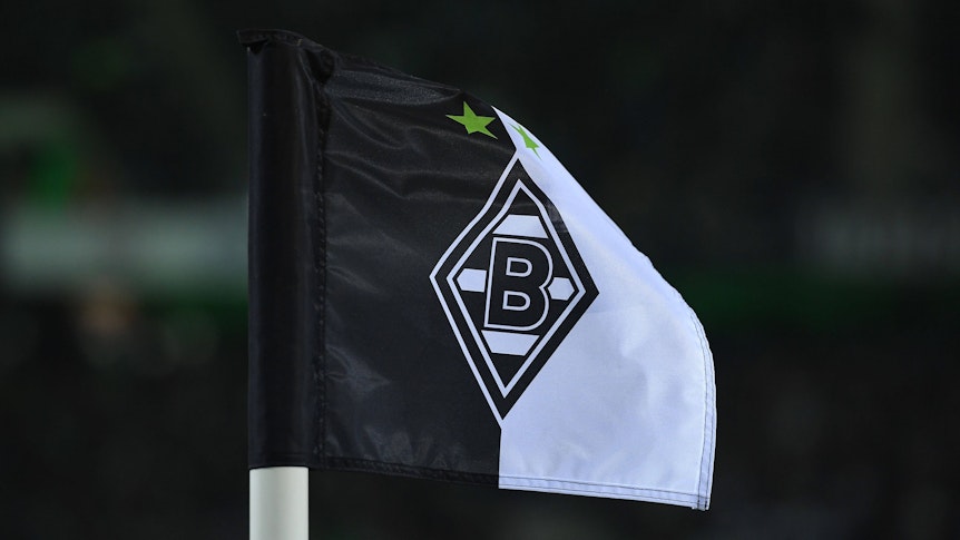 Symbolbild: Die Eckfahne im Borussia-Park, Stadion von Borussia Mönchengladbach weht am 23. April 2023 im Wind.