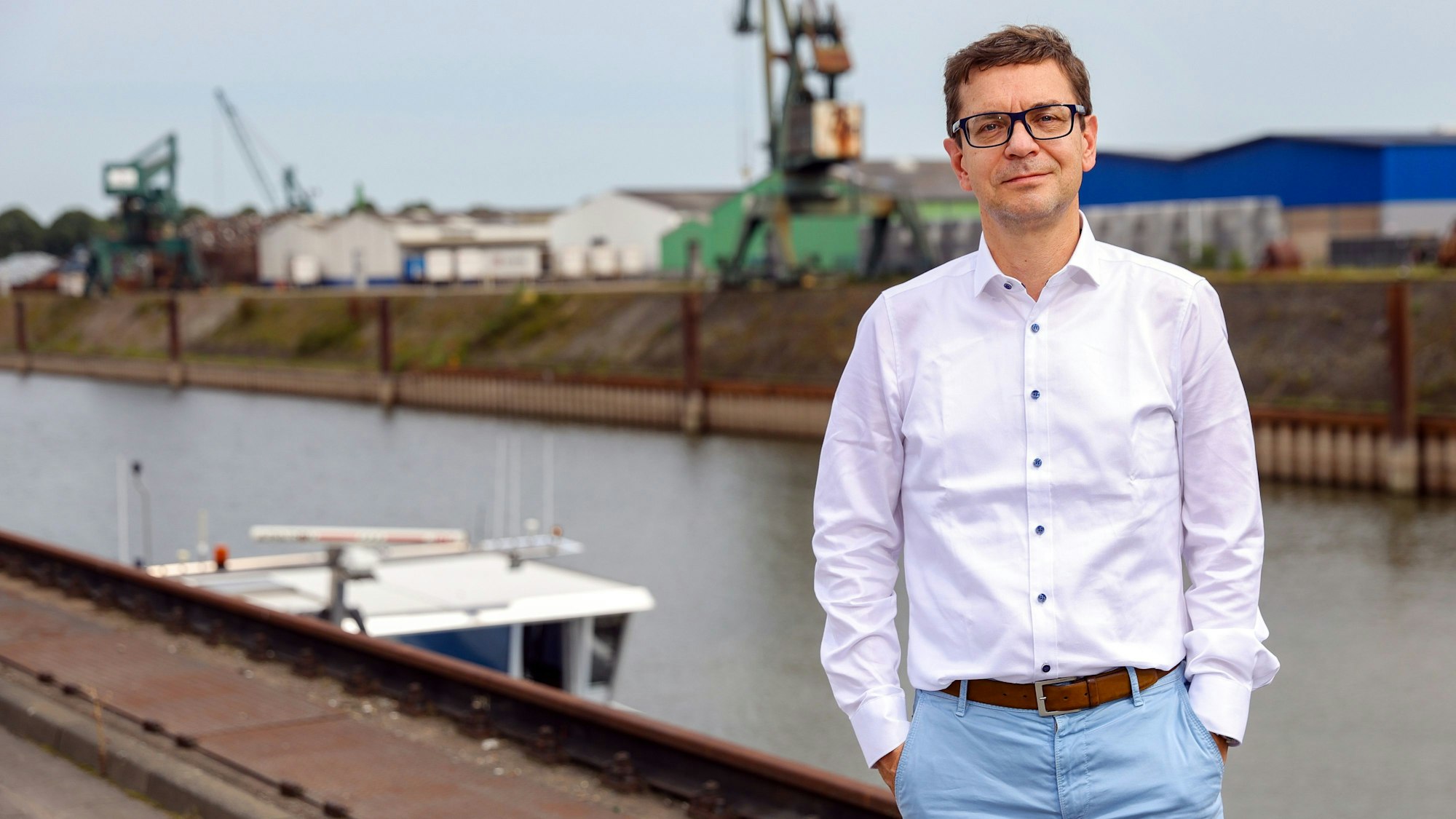 Christian Lorenz, Pressesprecher der HGK, steht am Niehler Hafen.