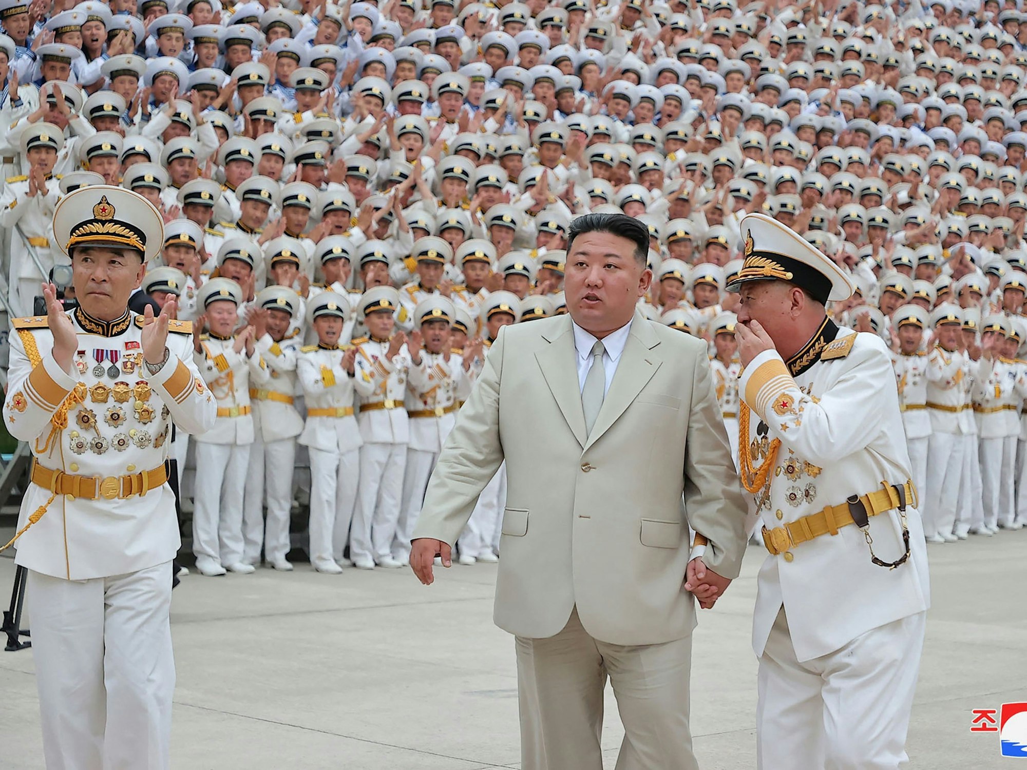 Dieses am 27. August 2023 aufgenommene und von Nordkoreas offizieller Nachrichtenagentur (KCNA) veröffentlichte Bild zeigt Nordkoreas Führer Kim Jong Un (Mitte) beim Besuch der Marine an einem nicht genannten Ort in Nordkorea.
