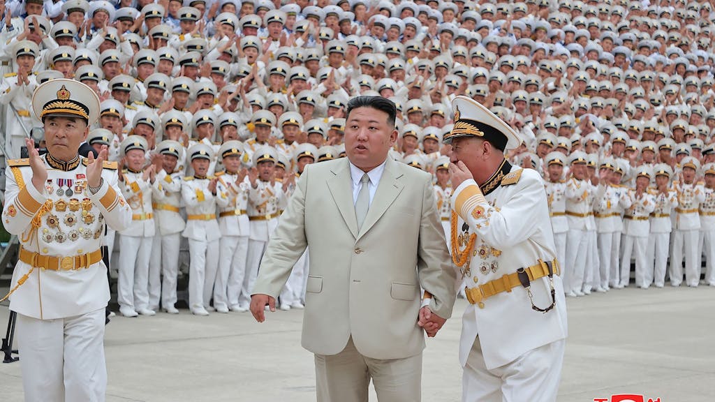 Dieses am 27. August 2023 aufgenommene und von Nordkoreas offizieller Nachrichtenagentur (KCNA) veröffentlichte Bild zeigt Nordkoreas Führer Kim Jong Un (Mitte) beim Besuch der Marine an einem nicht genannten Ort in Nordkorea.