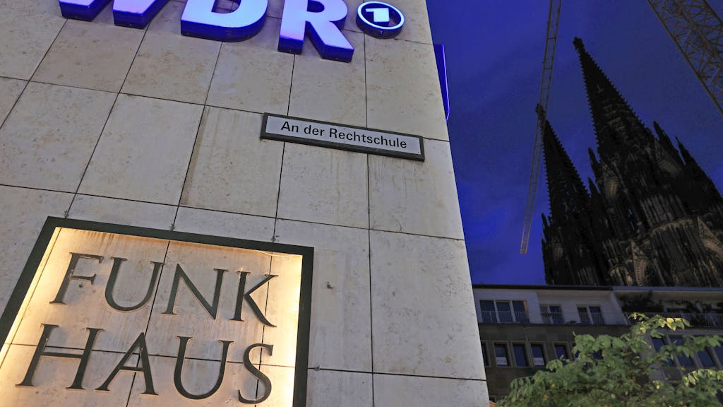 Ein Logo des WDR (Westdeutscher Rundfunk) hängt am Funkhaus Wallrafplatz.