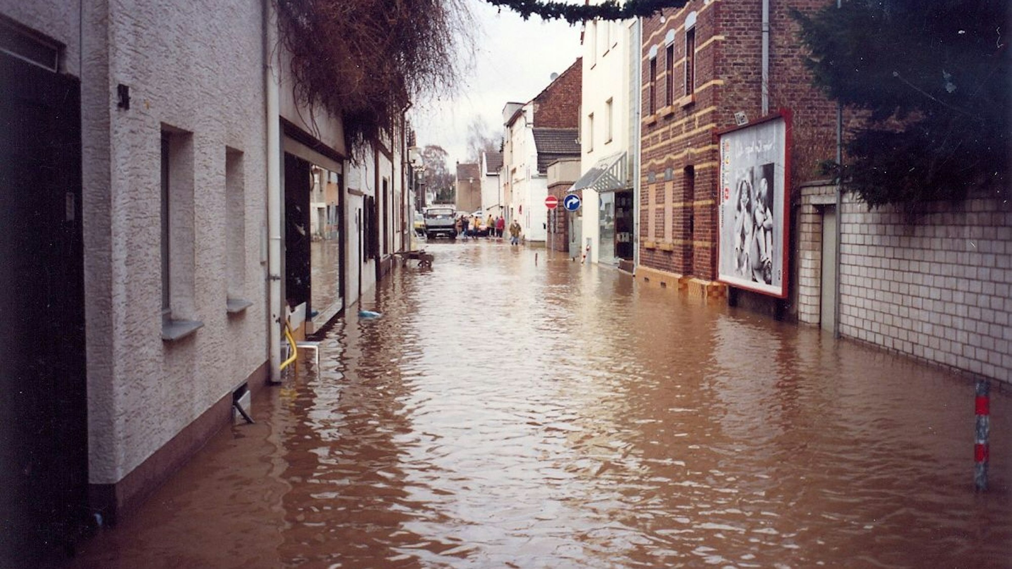 Die Wilhelmstraße in Köln-Rodenkirchen steht beim Hochwasser 1993 komplett unter Wasser.