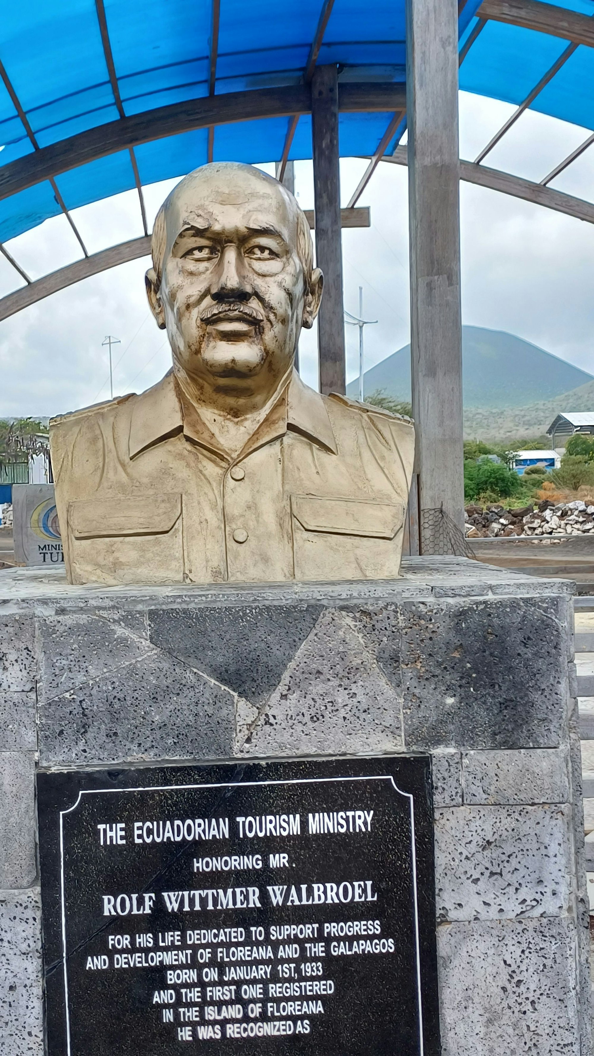 Denkmal für Rolf Wittmer am Pier von Floreana. Der Sohn von Margret und Heinrich Wittmer ist der erste Mensch, der auf der Pazifikinsel geboren wurde.