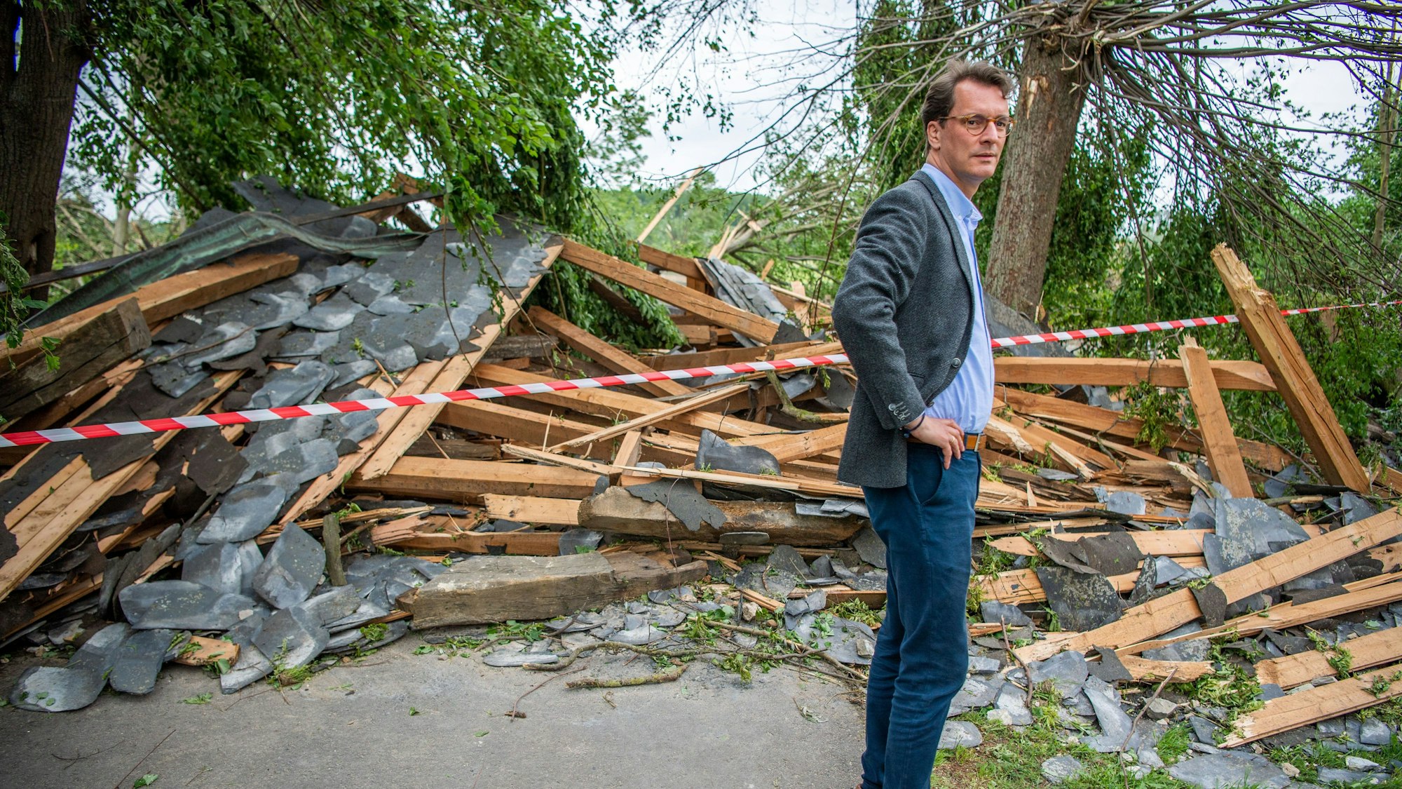Im Mai 2022 traf ein Tornado Lippstadt in NRW. Ministerpräsident Hendrik Wüst sah sich damals die Schäden vor Ort an. (Archivbild)