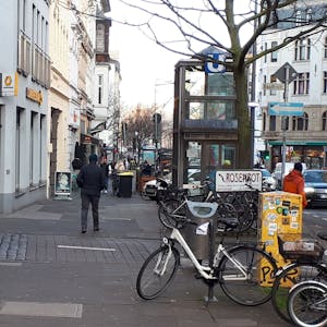 Wenig Platz auf den Bürgersteigen, wild abgestellte Räder und Roller: Auf der Neusser Straße ist es eng.