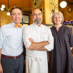 Wieder mit einem Stern ausgezeichnet: (v.l.) Vincent Moisonnier und der Koch Eric Menchon mit Liliane Moissonnier.