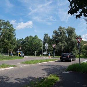 An der Einmündung der Feytalstraße zur L61 in Mechernich wartet ein Fahrzeug den vorfahrtberechtigten Verkehr ab.