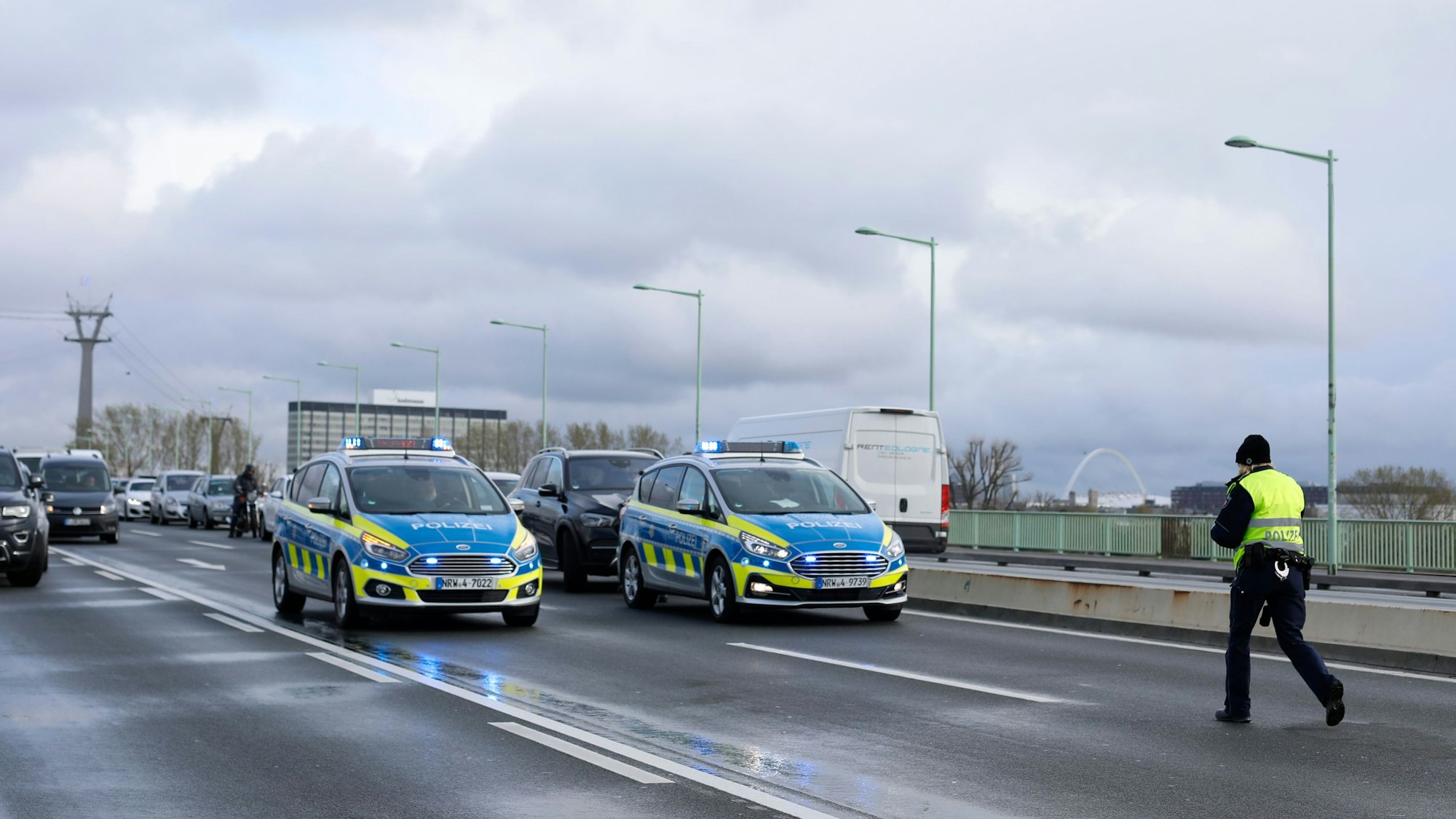 Polizei steht mit Streifenwagen auf der Zoobrücke in Köln.