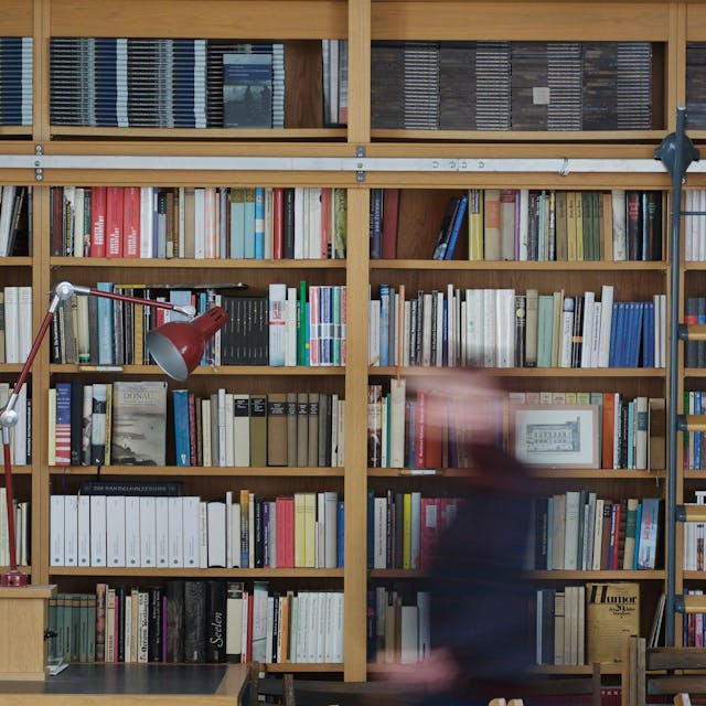 Blick auf ein Regal mit Büchern in der Connewitzer Verlagsbuchhandlung.&nbsp;