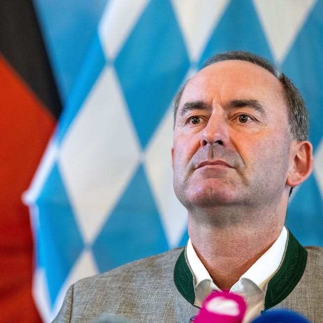 Hubert Aiwanger (Freie Wähler), Staatsminister für Wirtschaft, Landesentwicklung und Energie von Bayern, spricht auf einer Pressekonferenz.&nbsp;