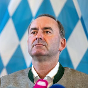 Hubert Aiwanger (Freie Wähler), Staatsminister für Wirtschaft, Landesentwicklung und Energie von Bayern, spricht auf einer Pressekonferenz.&nbsp;