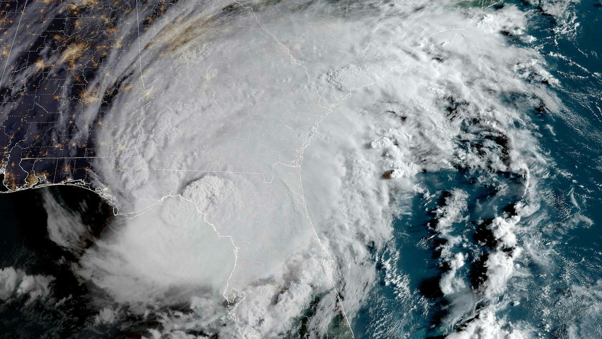 Hurrikan Idalia ist auf einer Satellitenaufnahme über dem US-Bundesstaat Florida und dem angrenzenden South Carolina zu sehen.