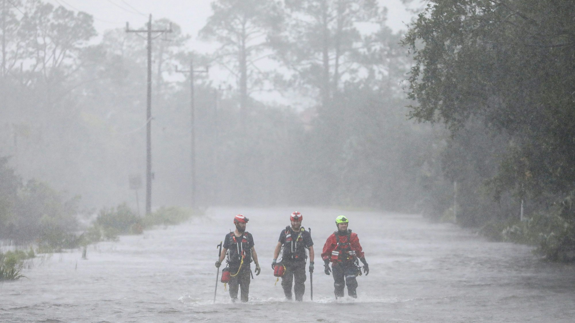 Einsatzkräfte sind auf einer überfluteten Straße in Steinhatchee im US-Bundesstaat Florida unterwegs. Der Küstenort war von Hurrikan Idalia schwer getroffen worden.