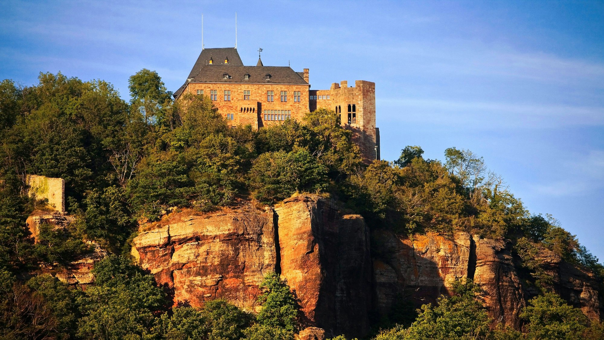 Burg Nideggen hoch über dem Rurtal in der Eifel