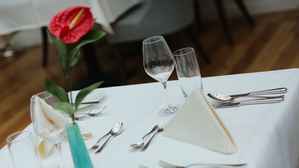 Ein eingedeckter Tisch wartet in einem&nbsp;Restaurant auf Gäste, hier im April 2021 in Sachsen-Anhalt.