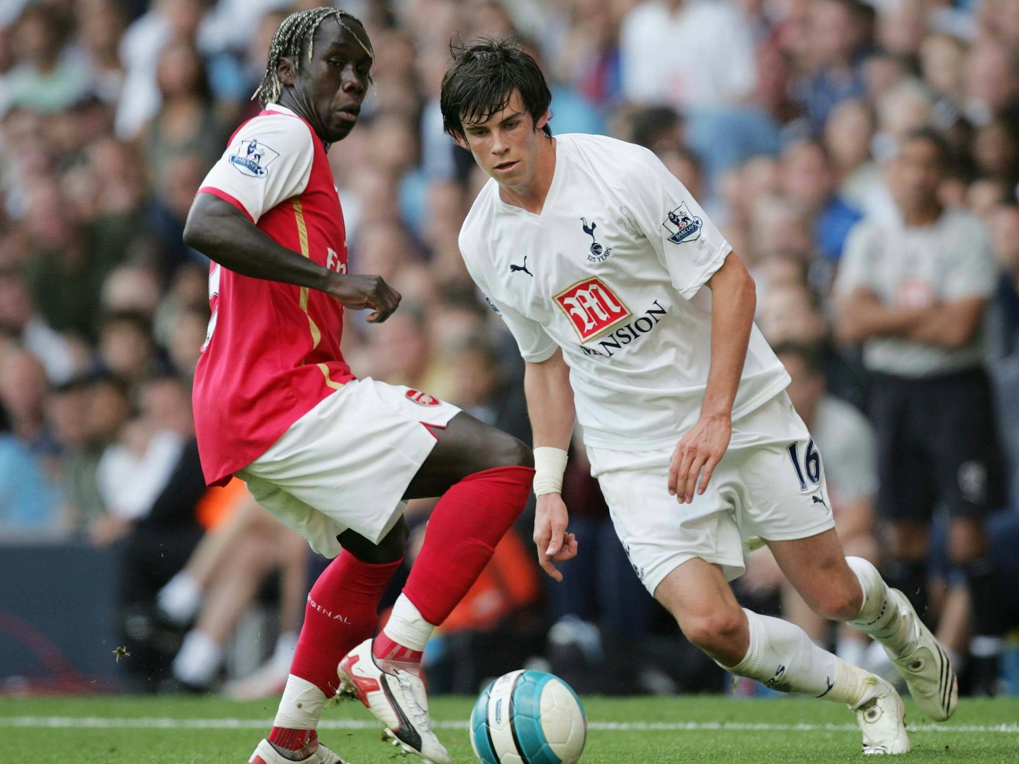 Gareth Bale im Spiel gegen Bakari Sagna. 