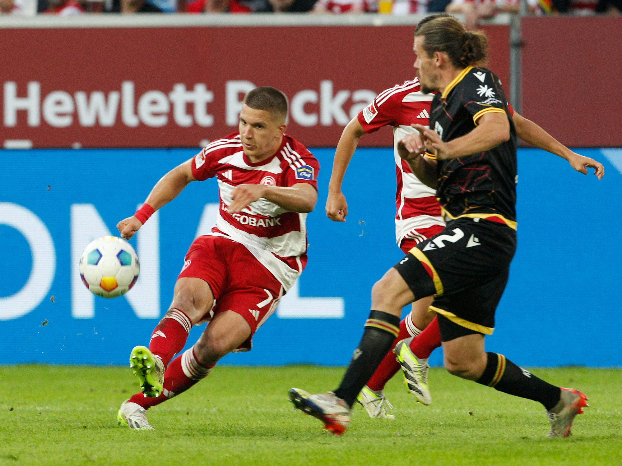 Christos Tzolis zieht im Spiel gegen den Karlsruher SC ab.