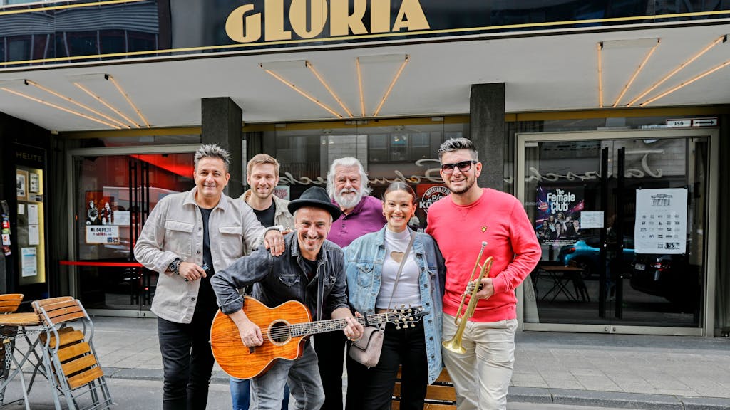 Micky Nauber, Fabian Kronbach, Stefan Knittler, King Size Dick, Sabi Offergeld und Michael Kuhl (v.l.) stehen vor dem Gloria.