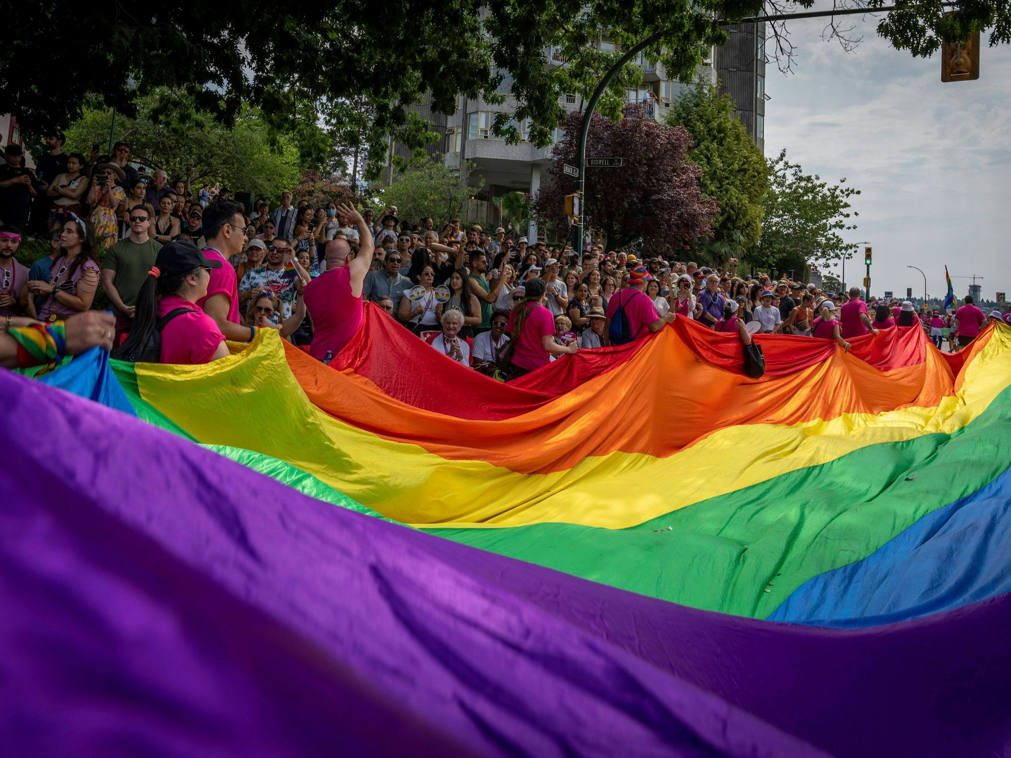 Eine große Pride-Flagge wird während der Pride Parade in Vancouver (Kanada) getragen.